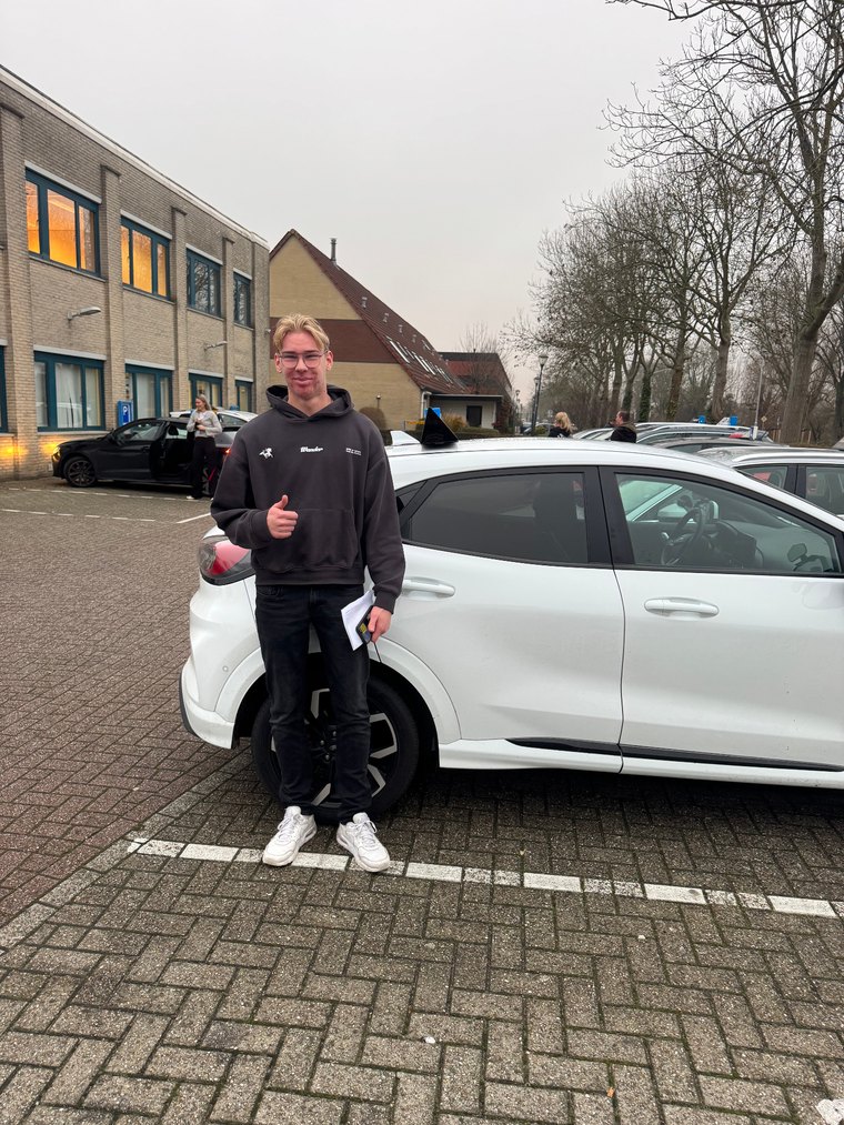 Geslaagde leerling voor de lesauto van JAS-Rijschool in IJmuiden